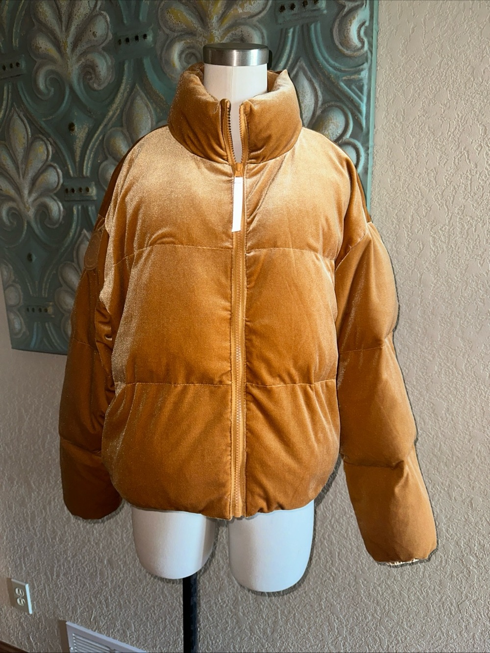 Fabletics Womens Wander Velour Honey Yellow Cropped Puffer Jacket Size Small